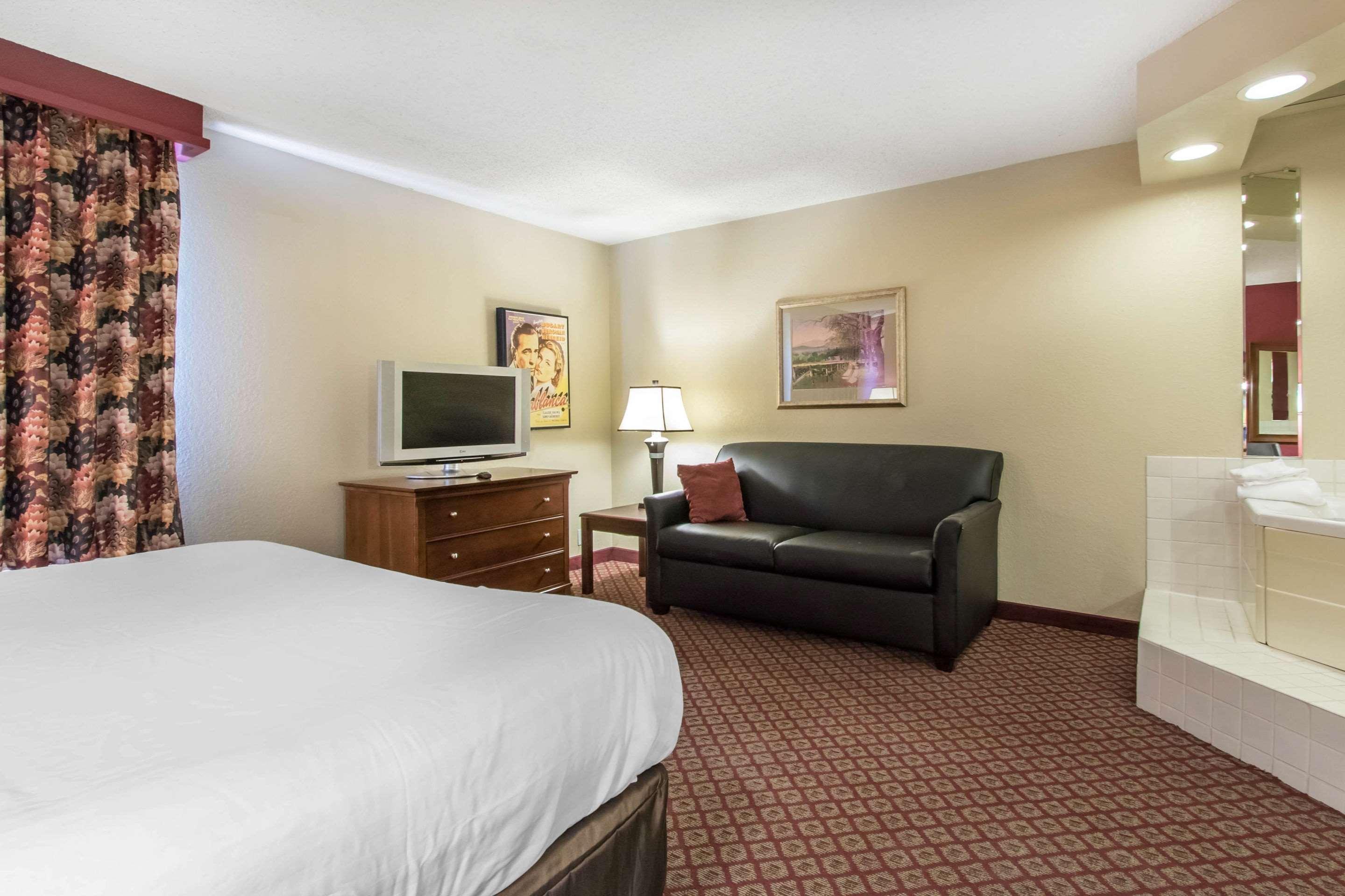 Econo Lodge Inn & Suites Joplin Exterior foto
